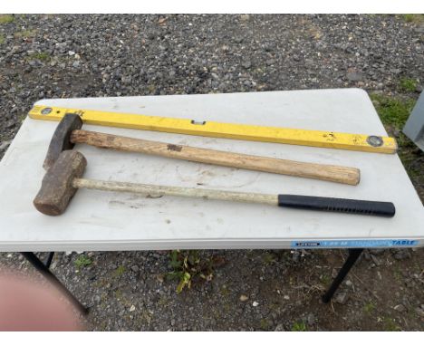Sledge hammers and 120cm spirit level. Please note this lot has the standard Ewbank's standard buyers premium payable on top 