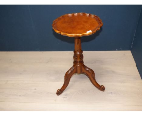 Chippendale style mahogany tripod occasional table on stand with pie crust top, turned carved and stop-fluted decorated colum