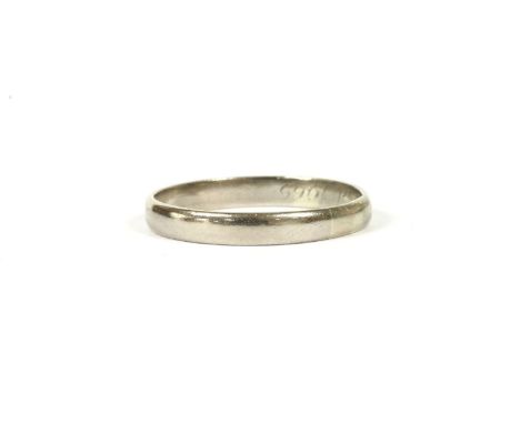 An 18ct white gold wedding ring, London 1965, engraved inscription to the inside, 2.59g