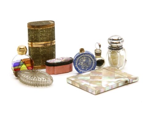 A Worcester 'willow pattern' scent bottle, together with a Bilston enamel patch box decorated with birds and the motto 'Estee