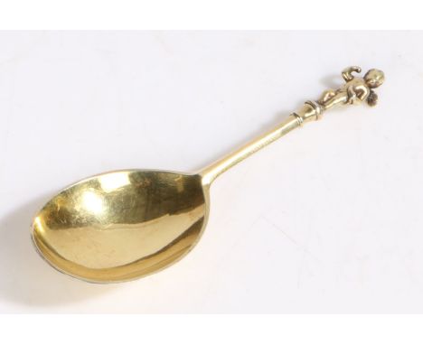 Victorian silver gilt caddy spoon, London 1870, maker Francis Higgins II, the terminal cast as a cherub, 9cm long, 0.4oz