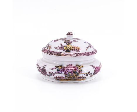 OVALE DOSE MIT UNTERGLASURBLAUEM UND PURPURFARBENEM TISCHCHENDEKOR. Meissen. Datierung: Um 1724-1740. Technik: Porzellan, bla
