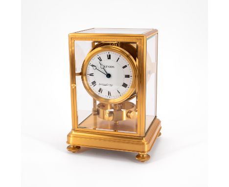 ATMOS "JUBILEE". Jaeger LeCoultre. Technik: Glas, vergoldetes Messing u.a. Beschreibung: Verglastes Gehäuse. Weißes Lackziffe