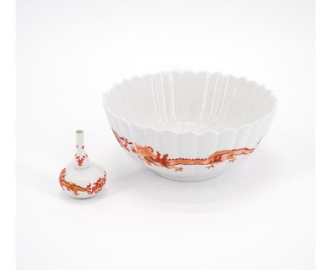 KANNELIERTE SCHALE UND KLEINER FLAKON DEKOR ROTER DRACHE. Meissen. Datierung: 18. Jh./19. Jh. Technik: Porzellan, farbig und 