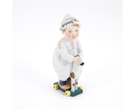 HENTSCHELKIND MIT ZEITUNGSHUT AUF SPIELZEUGPFERD. Meissen. Datierung: 2000. Meister/Entwerfer: Entwurf K. Hentschel, 1905. Ma