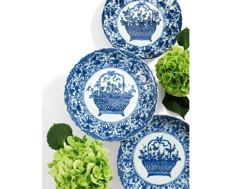 DREI GROßE SCHALEN MIT BLUMENKORB-MOTIV. Herkunft: China. Dynastie: Qing-Dynastie. Datierung: Kangxi Periode (1662-1722). Tec