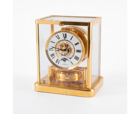 ATMOS MIT MONDPHASE. Jaeger LeCoultre. Technik: Glas, vergoldetes Messing u.a. Beschreibung: Verglastes Gehäuse. Weißes Ringz