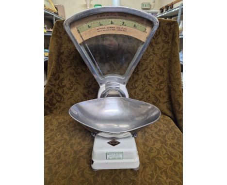 Set of vintage Mattocks greengrocers scales.