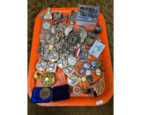 Mixed tray lot to include metal detecting finds, enamel badges, watches, pill boxes, etc.