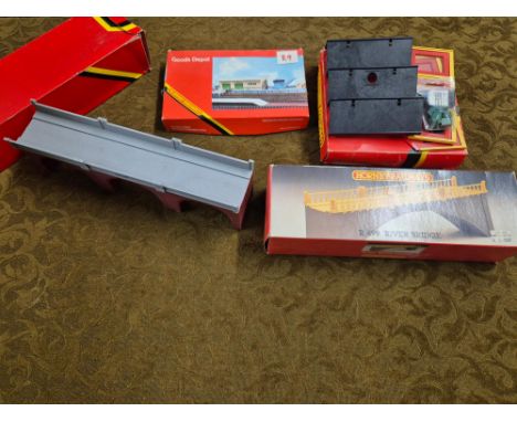 Hornby Railway accessories to include Goods Depot Modern Engine Shed, River Bridge and Viaduct.