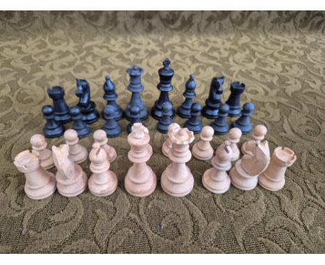 Vintage boxwood chess set, Kings 75mm tall.