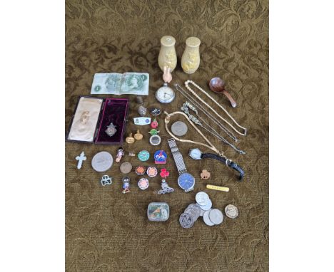 Mixed collectables to include silver cricket award, enamel badges, costume jewellery, etc.