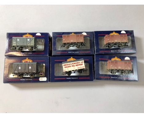 Collection of Bachmann OO/HO gauge rolling stock: six various box vans to include 3x 33-204, 38-075Y, 33-704, 38-070