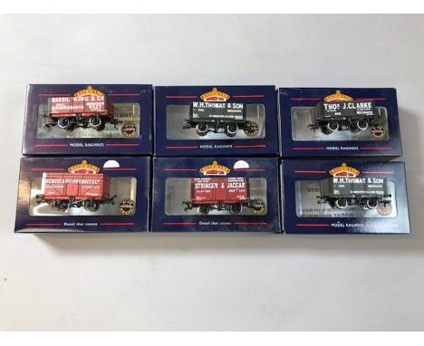 Collection of Bachmann OO/HO gauge rolling stock: seven wagons, 37-100E, 2x 37-100H, 37-178, 37-100G, 37-177