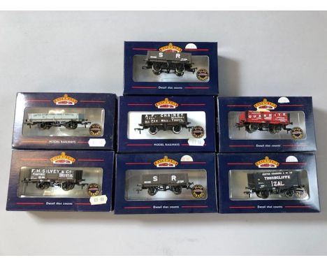 Collection of Bachmann OO/HO gauge rolling stock: seven wagons 37-050, 37-025, 37-126, 37-050V, 37-050, 37-928, 37-050B