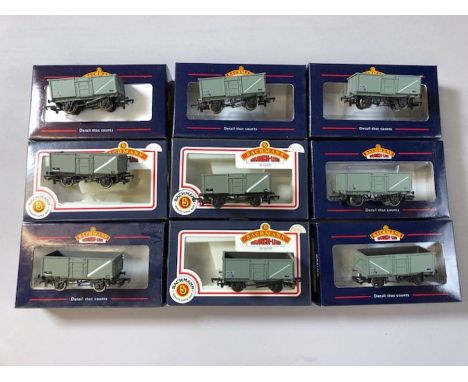 Collection of Bachmann OO/HO gauge rolling stock: rake of nine to include 2x 33-751D, 3x 33-751C and 4x 33-751D