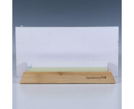 1000 grit and 3000 grit sides, and a bamboo display stand. This item has a base included: 8.25"L x 3.5"W x 1"H. Whetstone: 7"