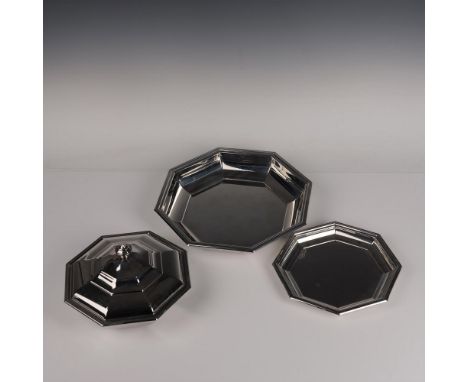A set of three stainless steel bowls, featuring eight sides and varying sizes, with one bowl equipped with a lid. Marked Jean
