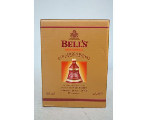 Bells extra special old scotch whisky Christmas 1999 unopened with box (Full)