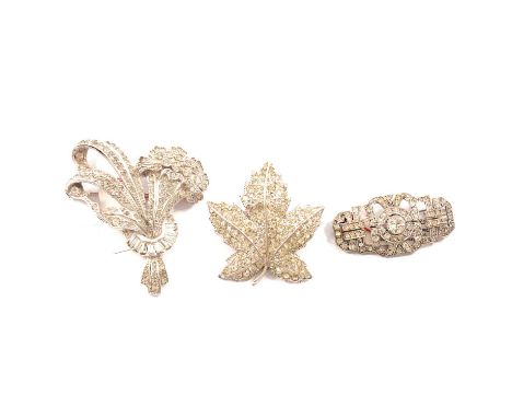 Seventeen vintage clear paste brooches, Art Deco and later, 40mm flower head; 60mm ribbon bow; 80mm floral spray; 40mm Art De