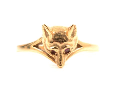 A 9 carat yellow gold fox mask ring, ruby set eyes, ring size P1/2, 4.1g.