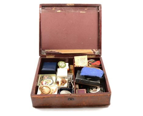 A vintage wooden jewel box with silver and costume jewellery, powder compacts, a silver 1oz. Jubilee ingot, Birmingham 1977; 