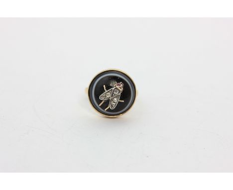 A banded agate ring mounted with a rose diamond bee, in a 9ct gold shank
