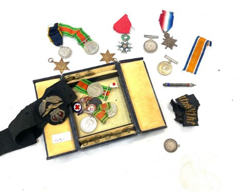 Large selection of assorted military medals, cap badges, buttons, enamel medal etc includes WW1 and WW2