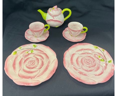 Art deco style flower pattern part tea set includes 2 cups, 2 saucers , 2 plates and a tea pot