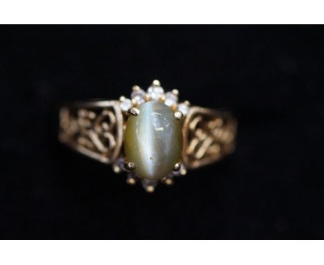14ct gold cats eye chrysoberyl &amp; natural diamond Size R Weight 4.9g
