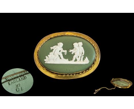 Antique Period - Wedgwood Excellent Quality 9ct Gold Oval Mounted Cameo, With Safety Chain ( 9 ct ) Depicting a Classical Ima
