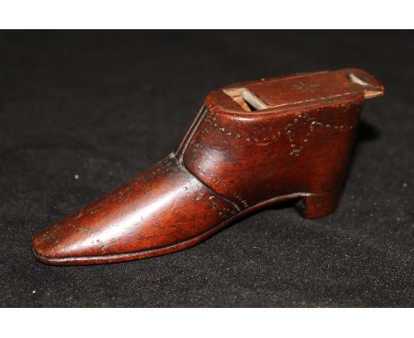 An early 19th century treen shoe snuff box, 4.5in.