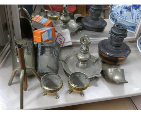 A pair of brass shoes, ash tray, oil lamp and odd brass ware 