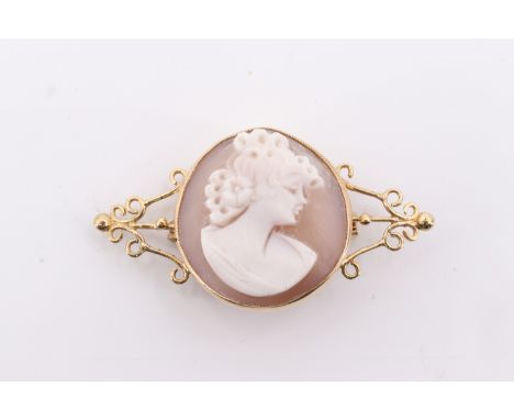 A vintage 9 ct gold mounted shell cameo brooch, 4 cm x 2 cm, 4.6 g