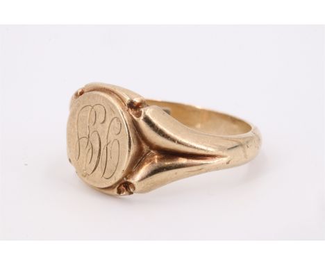 A 9 ct gold signet ring, the matrix having an engraved monogram, between adorsed forked shoulders, Birmingham, 1969, 6.52 g, 