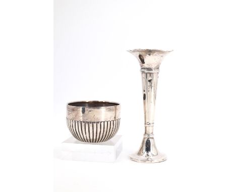 A Victorian silver sugar basin having ribbed sides, London, 1888, and a George V trumpet form silver bud vase, Birmingham, da