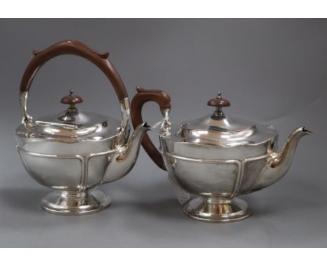 A George V Mappin and Webb silver tea kettle and matching teapot, Birmingham, 1924.