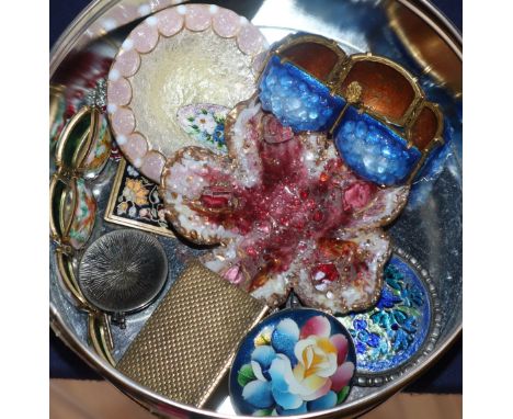 A small group of assorted Limoges enamel jewellery and dishes.