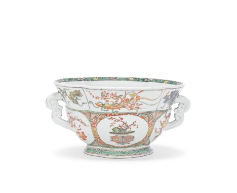 A FAMILLE VERTE QUATRELOBED BOWLKangxiDecorated to the exterior with panels of decorative planters, lotus and peony sprays, b