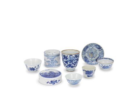 A COLLECTION OF BLUE AND WHITE PORCELAINMing Dynasty to 19th centuryComprising: a cylindrical sander decorated with antiques 