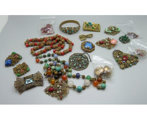 A collection of vintage jewellery 