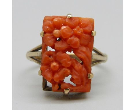 A 9ct gold and coral ring, a/f, 2.9g, M 