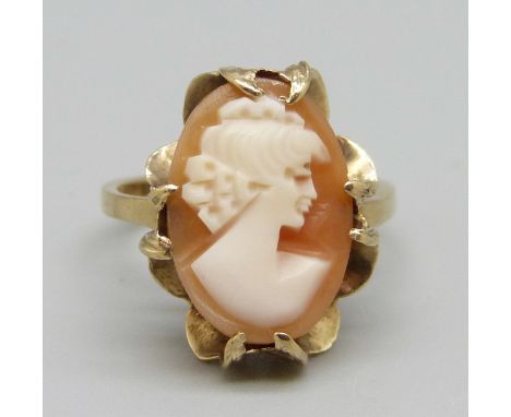 A 9ct gold cameo ring, 2.5g, J 