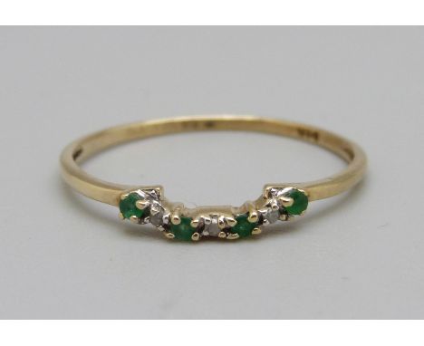 A 9ct gold, emerald and diamond ring, 0.9g, R 