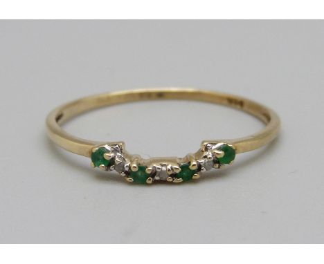 A 9ct gold, emerald and diamond ring, 0.9g, R 