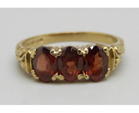 A 9ct gold ring set with garnets, 2.2g, L 