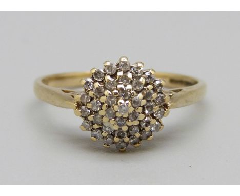 A 9ct gold, 32 stone diamond cluster ring, 2g, O 