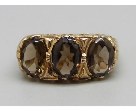 A 9ct gold trilogy ring set with smoky quartz, 3g, L 