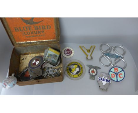 A tin of vintage car badges; Gem, Rover, Nice et Cote d'Azur Automobile Club, Triumph, Commercial Motor Users Association, RA