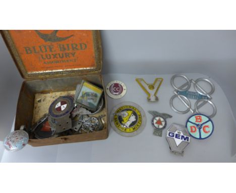 A tin of vintage car badges; Gem, Rover, Nice et Cote d'Azur Automobile Club, Triumph, Commercial Motor Users Association, RA